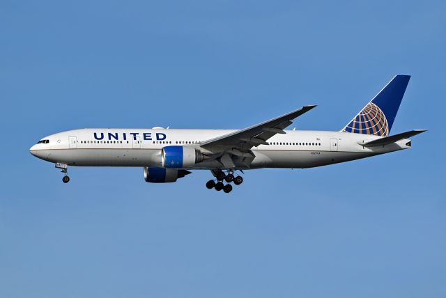 Boeing 777-200 (N227UA)