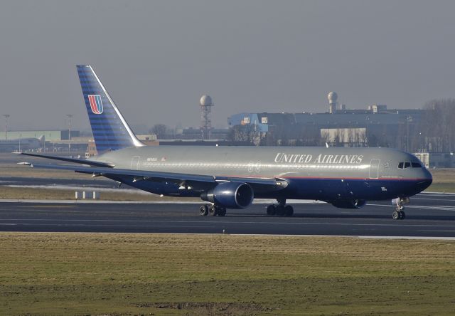 BOEING 767-300 (N648UA) - United Airlines - Boeing 767-322ER C/N 25285/443 - N648UA - taxiing to runway 20 at Brussels - 2005-Jan-16.