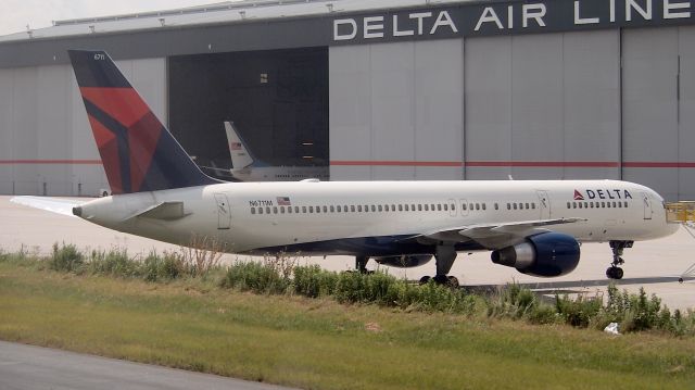 Boeing 757-200 (N6711M) - ex-Song