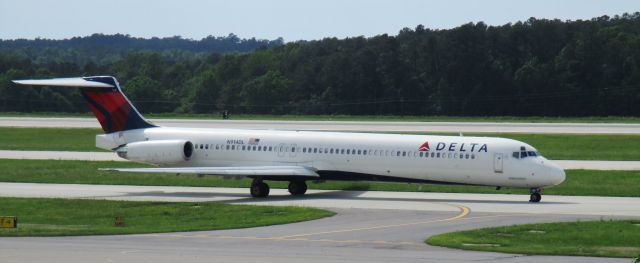 McDonnell Douglas MD-88 (N914DL) - Ol Mad Dog on the RDU-ATL milk run.