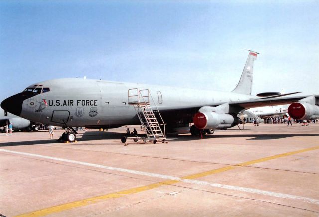 — — - Boeing KC-135E