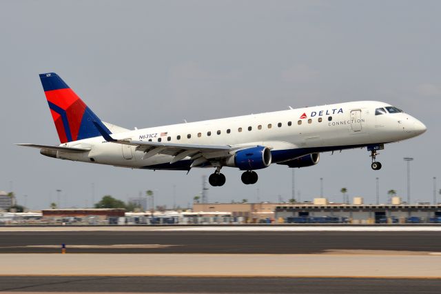 Embraer 175 (N631CZ)