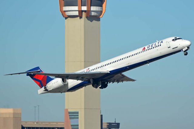 McDonnell Douglas MD-90 (N913DN) - Delta McDonnell Douglas MD-90-30 N913DN at Phoenix Sky Harbor International Airport on December 28, 2017.