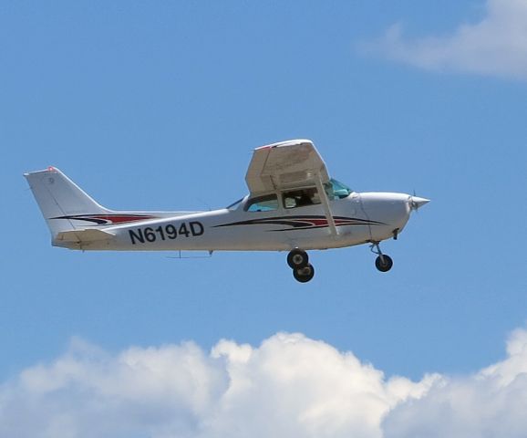 Cessna Skyhawk (N6194D) - Take off runway 22.