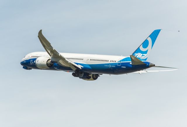 Boeing 787-8 (N789EX) - The experimental Boeing 787-9 heavy makes a missed approach on 36L