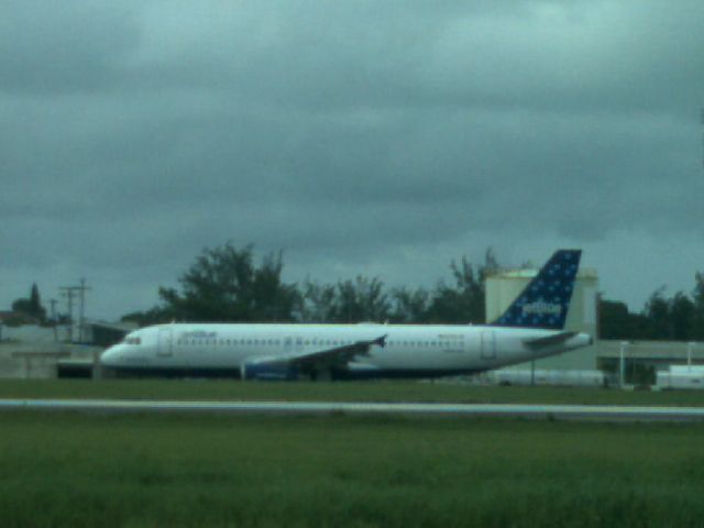 Airbus A320 (N712JB) - Taxing on A @ TBPB