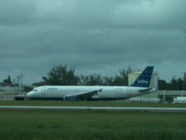 Airbus A320 (N712JB) - Taxing on A @ TBPB