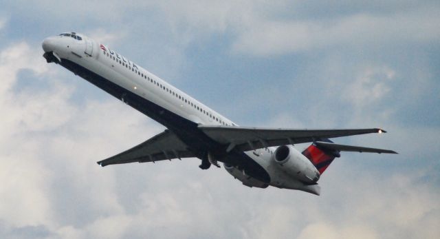 McDonnell Douglas MD-90 (N947DN)