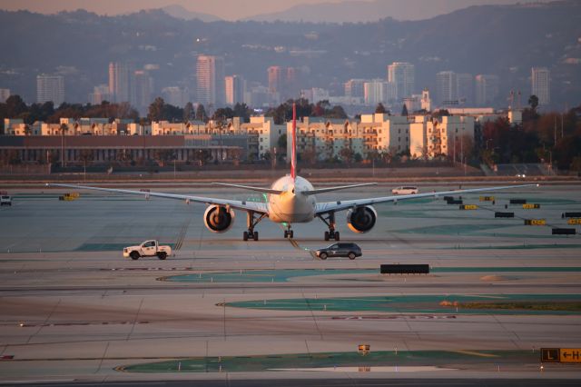 BOEING 777-300ER (TC-LJB)