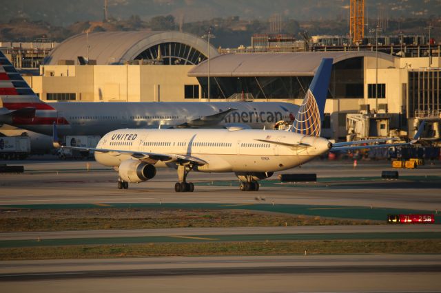 BOEING 757-300 (N75858)