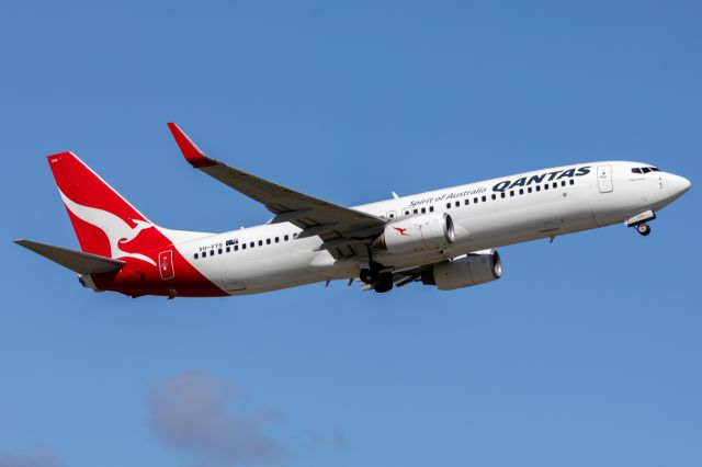 Boeing 737-800 (VH-VYB) - VH-VYB departing as QF744 to Sydney.br /br /(1280px)