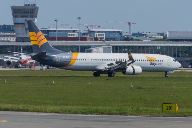 Boeing 737-900 (UR-SLW) - WAW SPOTTING