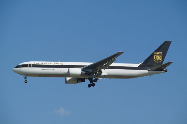 BOEING 767-300 (N304UP) - Final Approach to Narita Intl Airport Rwy34L on 1997/01/26