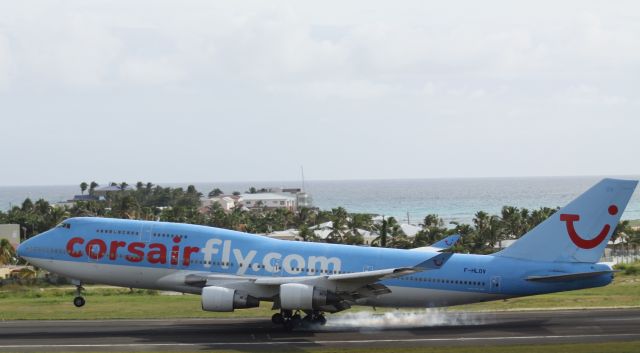 Boeing 747-400 (F-HLOV)