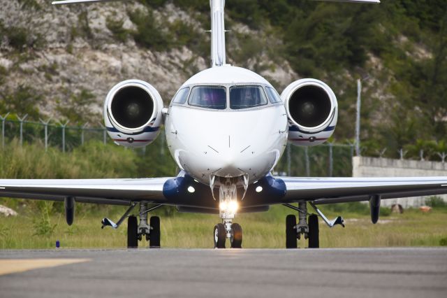 Bombardier Challenger 300 (N534FX)