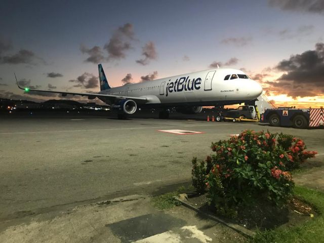Airbus A321 (N954JB)