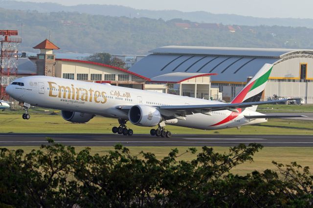 BOEING 777-300 (A6-ECB)