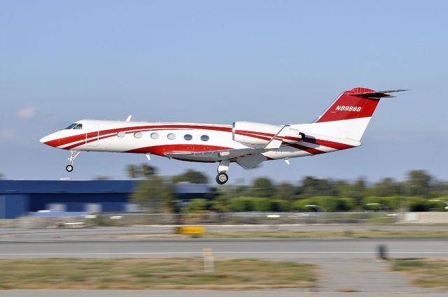 Gulfstream Aerospace Gulfstream IV (N89888) - A little panning shot of this beautiful G4 landing on runway 30 at Long Beach Airport.