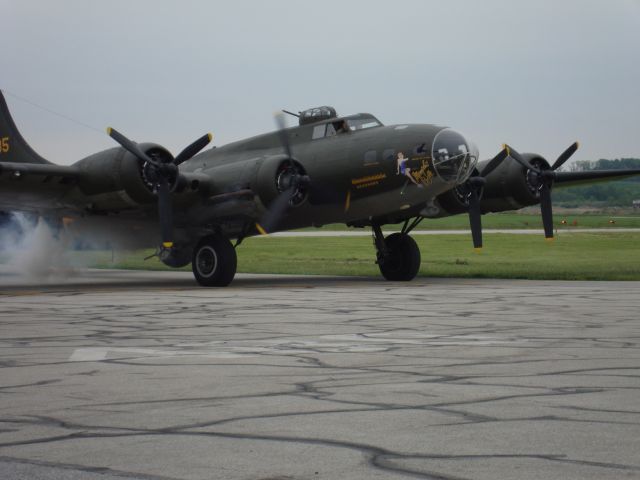 Boeing B-17 Flying Fortress — - Memphis Belle