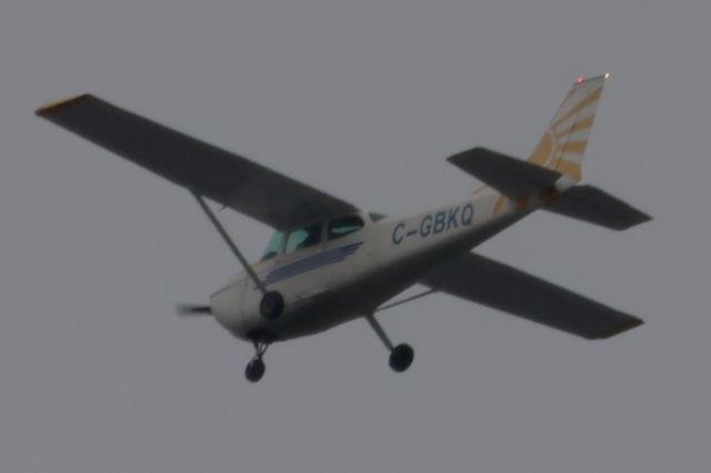 Cessna Skyhawk (C-GBKQ) - C-GBKQ Cessna Skyhawk 172M JFC Aviation Survolant la ville de Lavaltrie QC. Le 31-12-2024 à 15:11.
