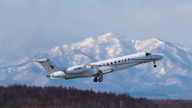 Embraer Legacy 600/650 (B-3295) - China Eastern Airlines Executive Air / Embraer EMB-135BJ Legacy 650br /Jan.07.2018 New Chitose Airport [CTS/RJCC] JAPAN