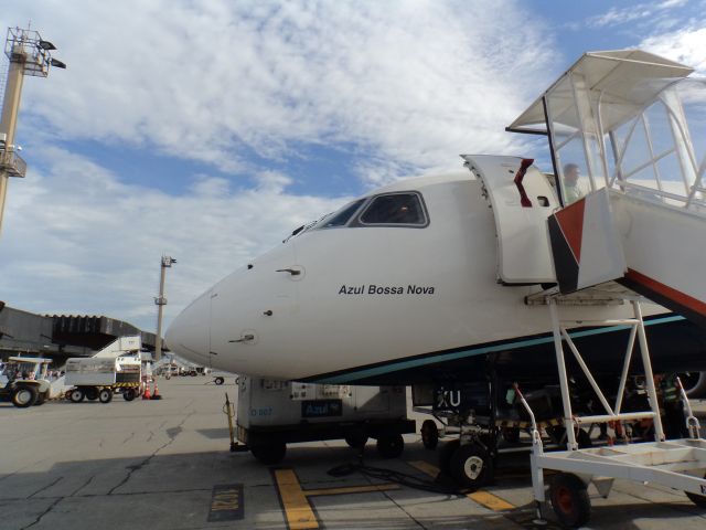 Embraer ERJ-190 (PR-AXU) - Embraer ERJ-195AR (Aeronave batizada de "Azul Bossa Nova")