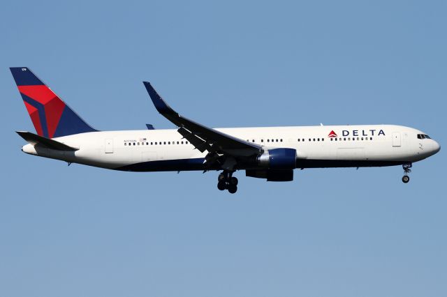 BOEING 767-300 (N179DN)