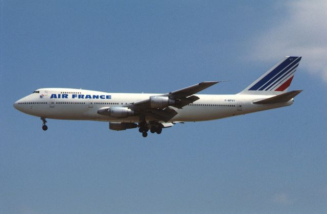 Boeing 747-200 (F-BPVY) - Final Approach to Narita Intl Airport Rwy34 on 1986/04/12