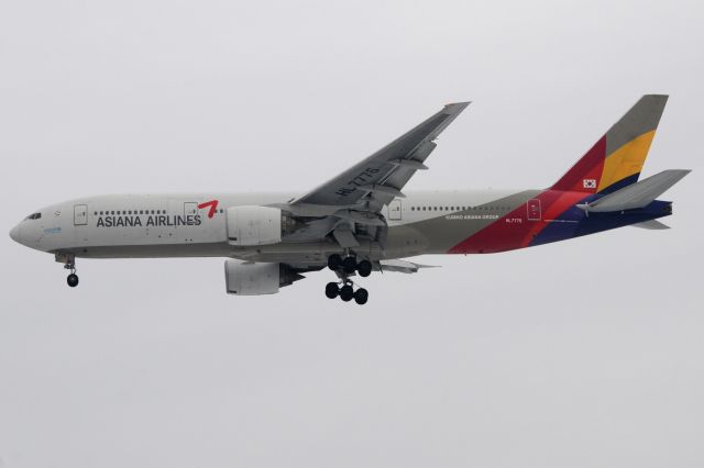 Boeing 777-200 (HL7775)