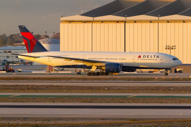 BOEING 777-200LR (N867DA) - 04.12.2016