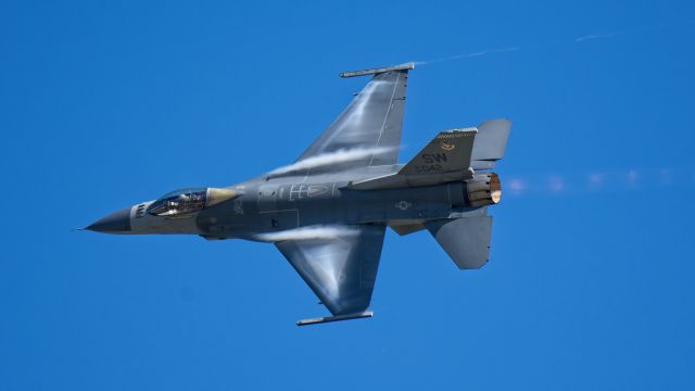 Lockheed F-16 Fighting Falcon —