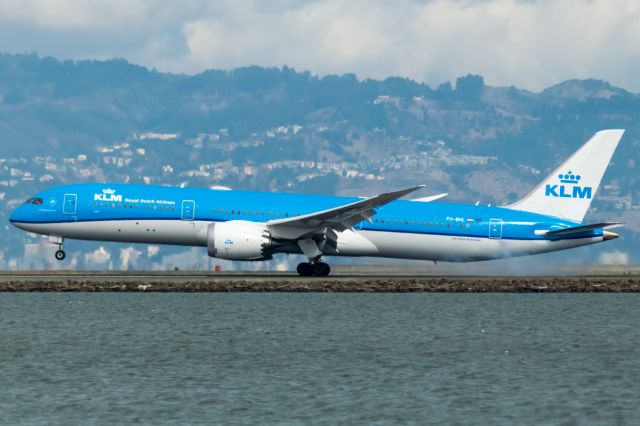 Boeing 787-9 Dreamliner (PH-BHL) - Smoking the mains on arrival into SFO