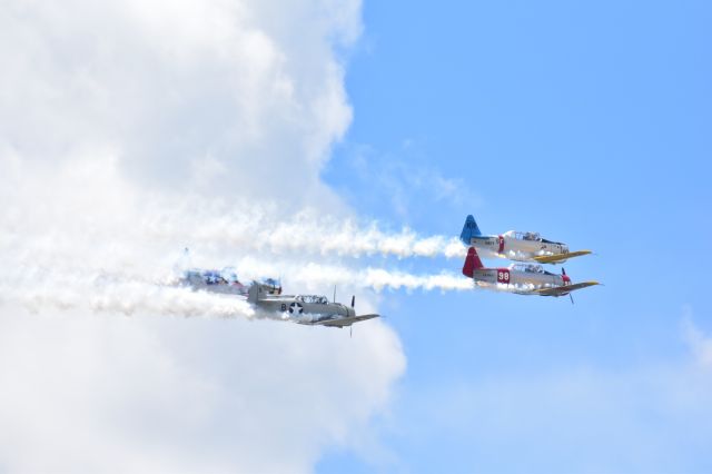 North American T-6 Texan (N211A) - Flying in a formation at WWII Reading airshow