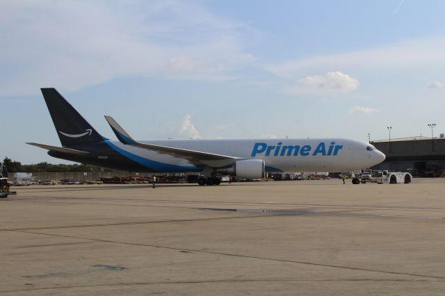 BOEING 767-300 (N503AZ)