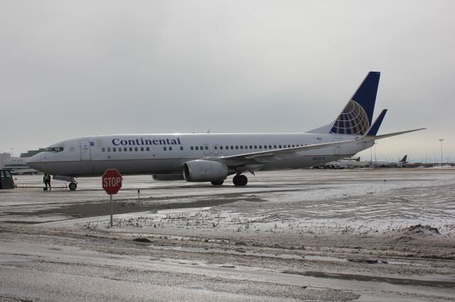 Boeing 737-700 (N37274) - Looks cold, does it not? It was, and windy, too.