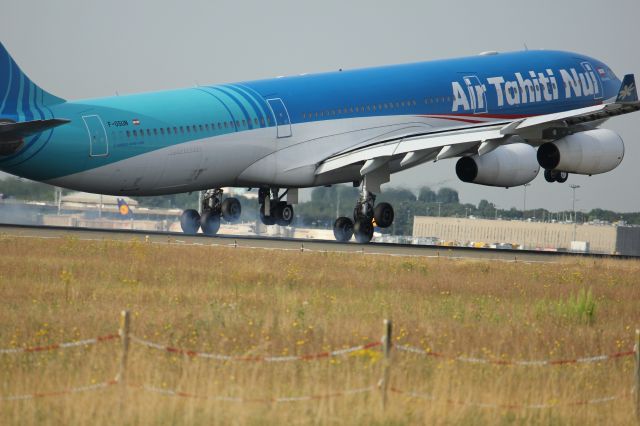 Airbus A340-300 (F-OSUN)