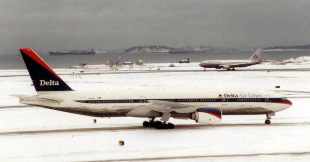 Boeing 777-200 (N860DA)