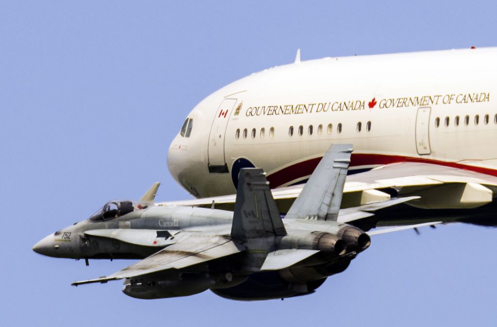 — — - Polaris/CF-18 air refueling pass @ Airshow London, Sept 2016