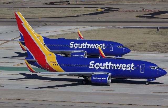 Boeing 737-700 (N7843A) - Two of a kind! Dallas Love Field (please view in "full" for highest image quality)