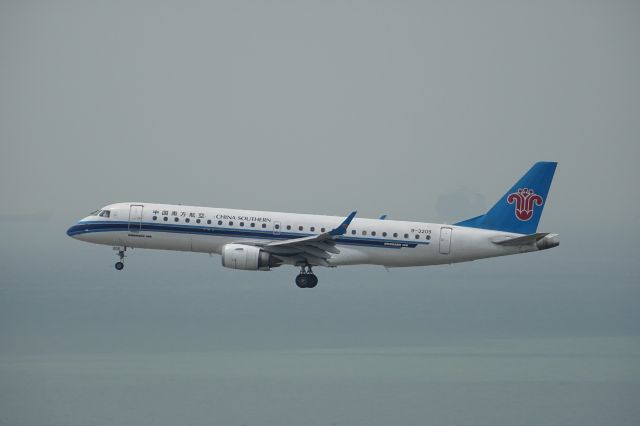 Embraer ERJ-190 (B-3205)