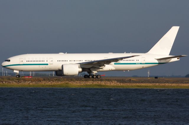 Boeing 777-200 (P4-XTL)