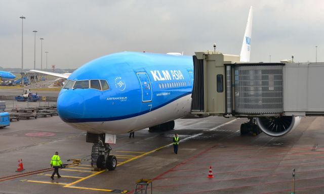 Boeing 777-200 (PH-BQN) - KLM Asia Boeing 777-206ER PH-BQN in Amsterdam 