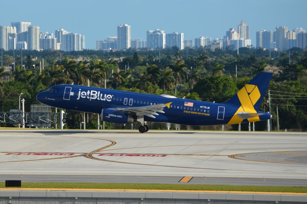 Airbus A320 (N775JB) - Takeoff RWY 10R