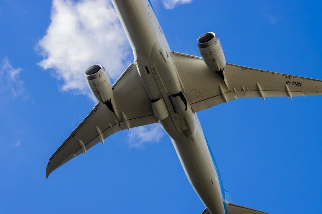 Boeing 787-8 (G-TUIN) - Gatwick cycle path