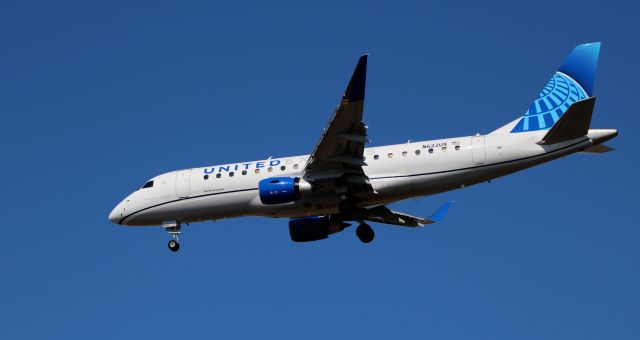 Embraer 175 (N622UX) - On final is this 2019 United Express Embraer 175 in the Winter of 2020.