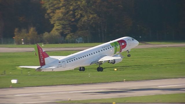 Embraer ERJ-190 (CS-TPU) - departing from RWY28 to Porto