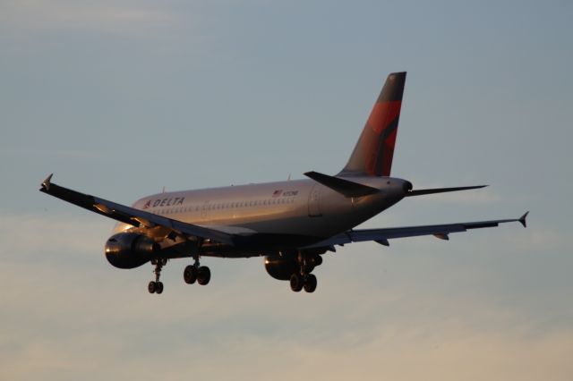 Airbus A319 (N352NB)