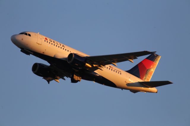 Airbus A319 (N342NB)