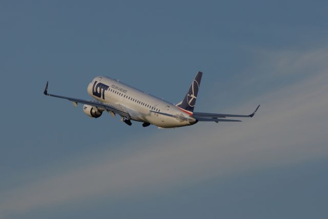 Boeing 737-500 (SP-LNF) - Embraer ERJ195