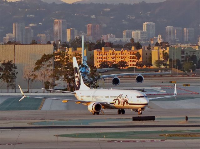 Boeing 737-900 (N423AS) - Scimitar split wingtips